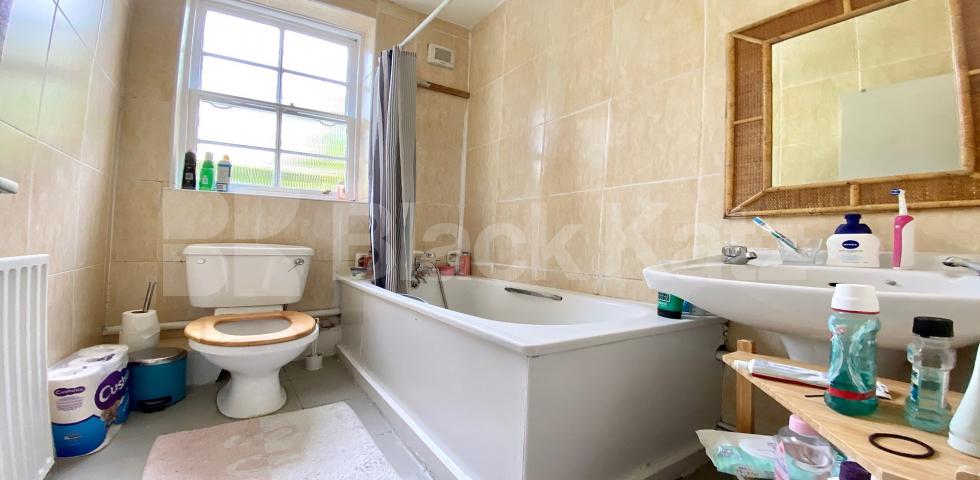 			VIRTUAL TOUR AVAILABLE!, 3 Bedroom, 1 bath, 1 reception Apartment			 Remington Street, ANGEL 